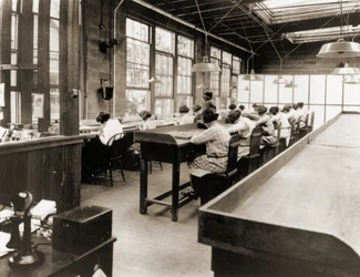 Radium Girls arbeiten in einer Fabrik der United States Radium Corporation, ca. 1922 (Sepia-Foto)
